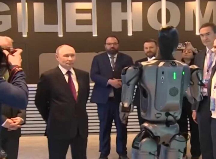 Putin accolto da un robot alla conferenza sull'IA