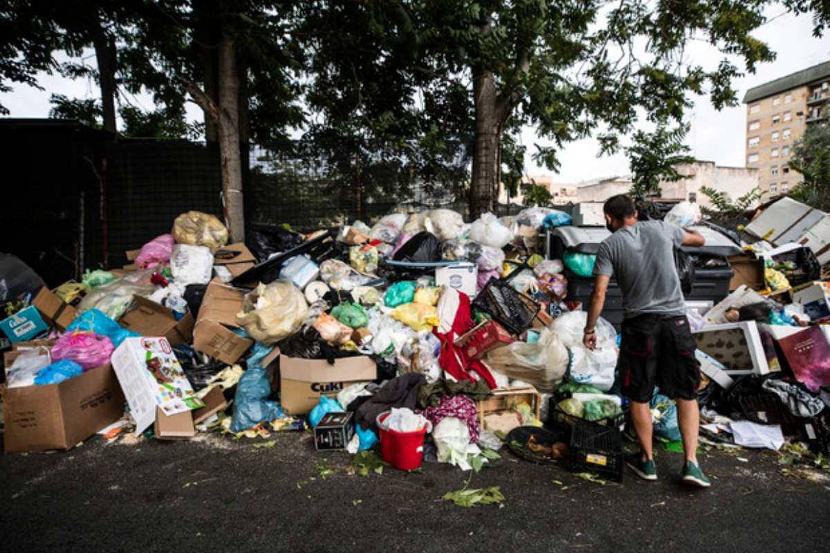 Abbandona i rifiuti lungo un torrente, rintracciato dalla polizia e denunciato: aveva lasciato delle bollette nei sacchi