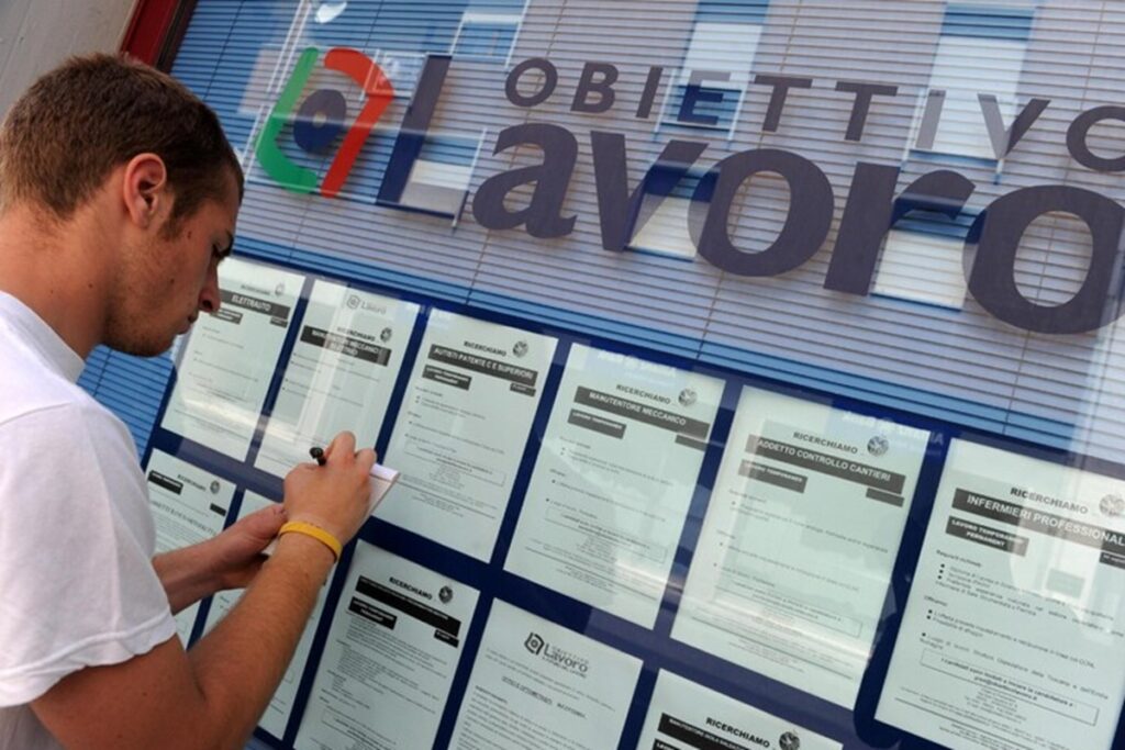 Un giovane in cerca di lavoro