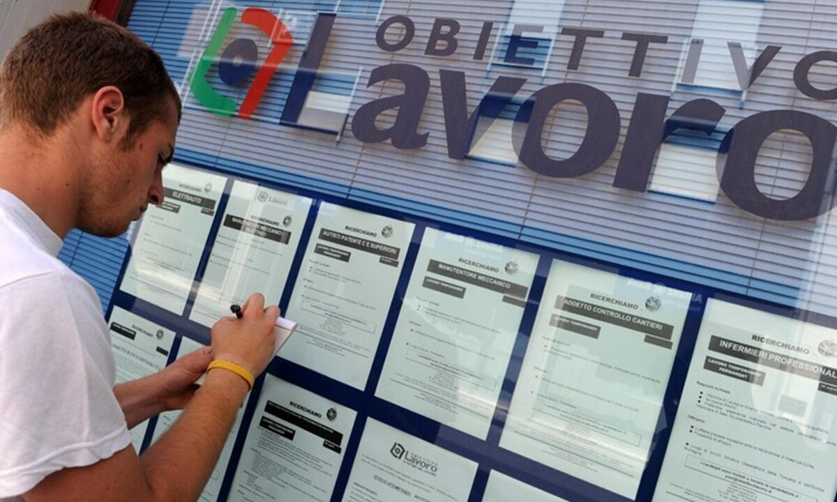 Un giovane in cerca di lavoro