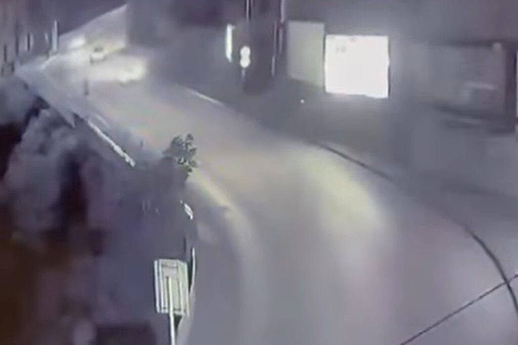 Il video dell'auto che sfonda una ringhiera e precipita in un dirupo a Salerno