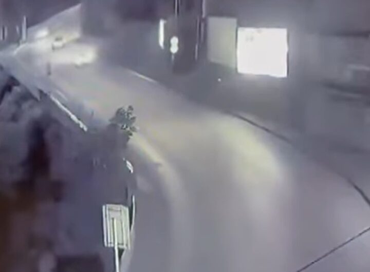 Il video dell'auto che sfonda una ringhiera e precipita in un dirupo a Salerno