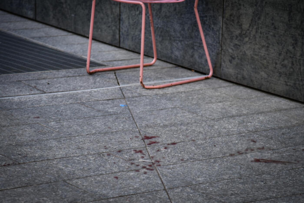 sangue in piazza gae aulenti milano