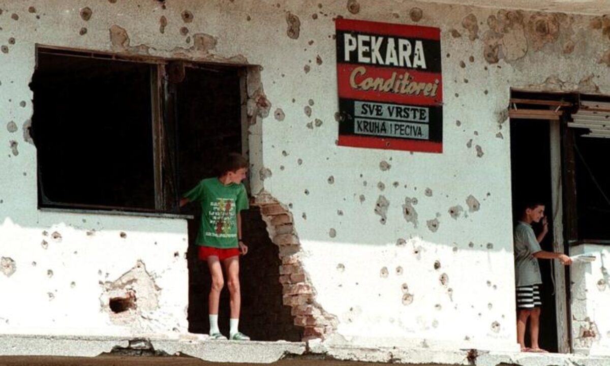 spari sulle case a sarajevo