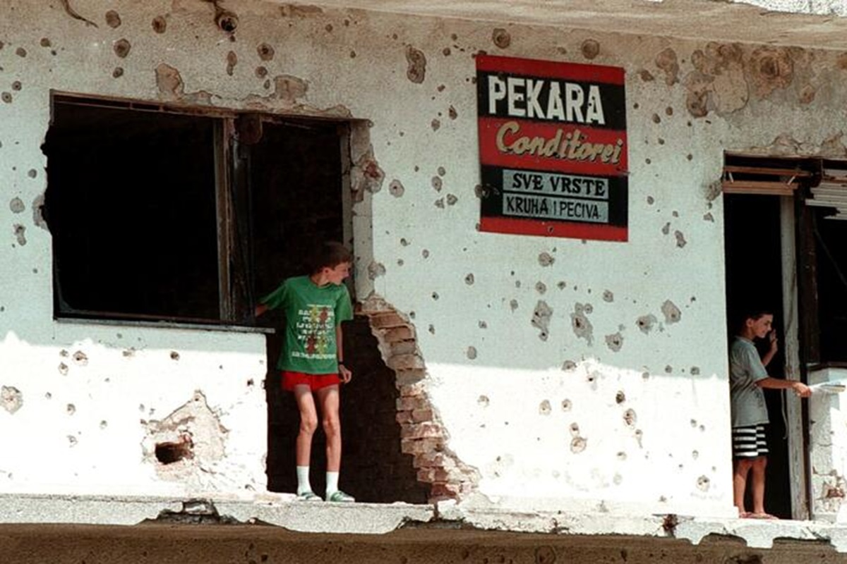 La storia dei cecchini italiani che pagavano per andare a sparare ai civili durante l’assedio di Sarajevo. Spesso ci dimentichiamo in che incubo di pianeta viviamo