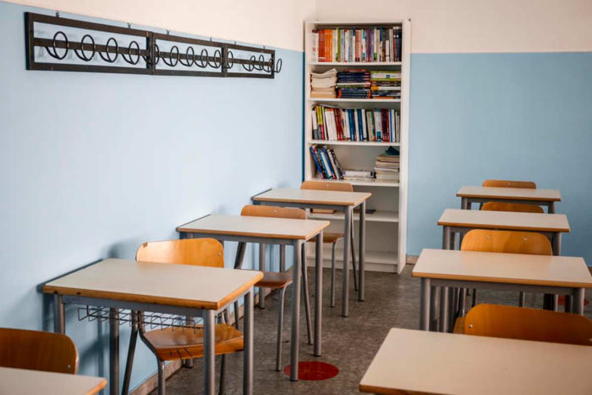 Lanciò un diario ferendo un bambino al labbro, poi lo insultò: maestra condannata a sei mesi