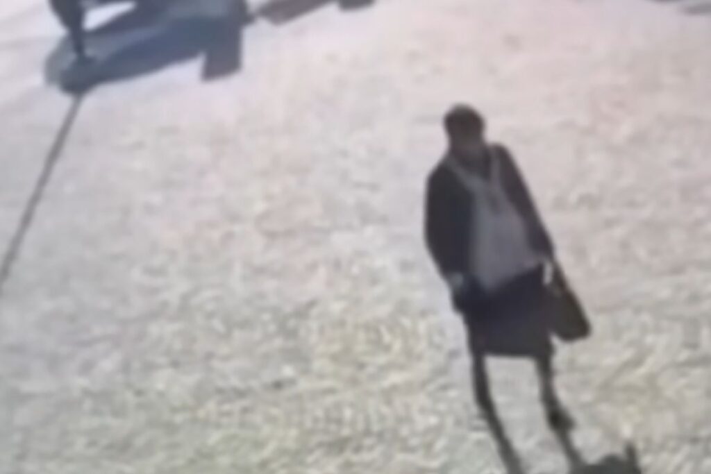 si traveste da mamma morta