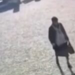 si traveste da mamma morta