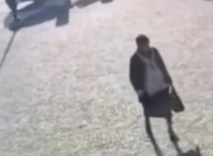 si traveste da mamma morta