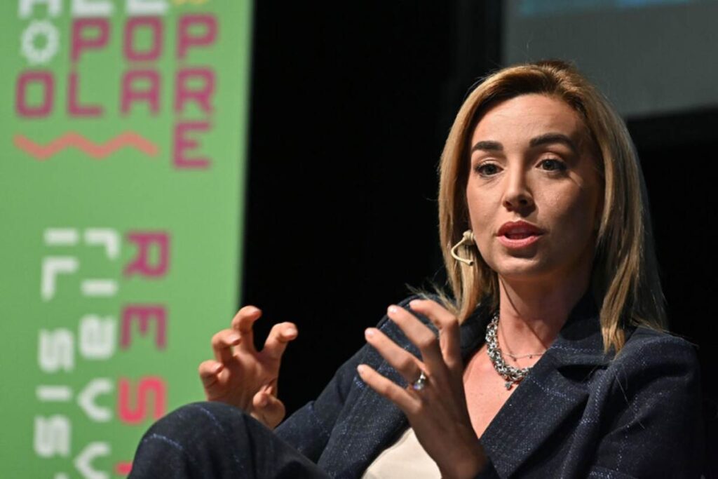 Sicurezza contro patrimoniale, la gara perla leadership della sinistra si giocherà su queste due parole chiave. Dietro ci sono i due aspiranti alla guida del campo largo. Il post grillino Giuseppe Conte, che ha imboccato la strada della sicurezza, paura che unisce ricchi e poveri, abbandonando almeno per ora il reddito di cittadinanza, anche alla luce del fallimento elettorale in Calabria. E la neo comunista Elly Schlein, che ha scelto come bandiera la patrimoniale a livello europeo. Per la serie vorrei ma non posso ma intanto semino invidia e odio. : “Redistribuzione delle ricchezze sia al centro del dibattito” scrive Dario Del Porto su Repubblica, come dire voi lavorate che poi mi prendo la mia parte, visto che per la Schlein sei ricco se hai uno stipendio da 2700 euro al mese e magari possiedi un appartamento. La spaccatura a sinistra è segnalata da Luca De Carolis e Wanda Marra sul Fatto. Conte parla di sicurezza in questi termini: Bisogna rendersi conto che c’è un problema sicurezza nei grandi centri urbani e nelle periferie, e non è un tema di destra o di sinistra, non ha colore politico”. E aggiunge: “Per quanto riguarda noi, che siamo una forza progressista indipendente, una patrimoniale non è all'ardine del giorno”. Al contrario Schlein, “sull’onda della vittoria di Zahran Mamdani a New York, (ri)parla di una patrimoniale europea per i più ricchi, così facendo gongolare Giorgia Meloni (E rassicurante sapere che con la destra al governo le patrimoniali nonvedranno mai la luce”. Evidentemente nessuno ha detto a Schlein che fra i primi gesti del musulmano Mamdani è stata la richiesta di restare al suo posto di capo della Polizia di New York all’ebrea Jessica Tisch. Conte rilancia: "Bisogna al più presto ripristinare la procedibilità d'ufficio per farti e scippi. Il governo fa la voce grossa, ma poi 22 borseggiatori a Venezia non si presentano all’interrogatorio preventivo previsto dalla norma valuta dal ministro della Giustizia, Nordio”. La sua vice Chiara Appendino, ex sindaco di Torino, ha rilanciato sul tema con una lettera a Libero, dove ha raccontato la sua proposta per un fondo per le politiche integrate di sicurezza urbana. Ma il tema sicurezza va forte anche a sinistra, dove non ha problemi a parlare di sicurezza, fino a giungere ad attaccare MeIoni perché avrebbe fatto troppo poco, è Silvia Salis, Sindaco di Genova che in un sondaggio di Bimedia per Genova Today risulterebbe vincitrice in caso di primarie con Conte e Schlein, nella foto silvia salis