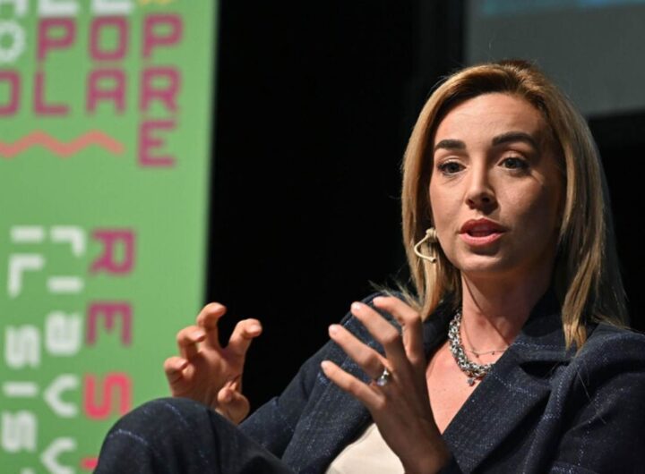 Sicurezza contro patrimoniale, la gara perla leadership della sinistra si giocherà su queste due parole chiave. Dietro ci sono i due aspiranti alla guida del campo largo. Il post grillino Giuseppe Conte, che ha imboccato la strada della sicurezza, paura che unisce ricchi e poveri, abbandonando almeno per ora il reddito di cittadinanza, anche alla luce del fallimento elettorale in Calabria. E la neo comunista Elly Schlein, che ha scelto come bandiera la patrimoniale a livello europeo. Per la serie vorrei ma non posso ma intanto semino invidia e odio. : “Redistribuzione delle ricchezze sia al centro del dibattito” scrive Dario Del Porto su Repubblica, come dire voi lavorate che poi mi prendo la mia parte, visto che per la Schlein sei ricco se hai uno stipendio da 2700 euro al mese e magari possiedi un appartamento. La spaccatura a sinistra è segnalata da Luca De Carolis e Wanda Marra sul Fatto. Conte parla di sicurezza in questi termini: Bisogna rendersi conto che c’è un problema sicurezza nei grandi centri urbani e nelle periferie, e non è un tema di destra o di sinistra, non ha colore politico”. E aggiunge: “Per quanto riguarda noi, che siamo una forza progressista indipendente, una patrimoniale non è all'ardine del giorno”. Al contrario Schlein, “sull’onda della vittoria di Zahran Mamdani a New York, (ri)parla di una patrimoniale europea per i più ricchi, così facendo gongolare Giorgia Meloni (E rassicurante sapere che con la destra al governo le patrimoniali nonvedranno mai la luce”. Evidentemente nessuno ha detto a Schlein che fra i primi gesti del musulmano Mamdani è stata la richiesta di restare al suo posto di capo della Polizia di New York all’ebrea Jessica Tisch. Conte rilancia: "Bisogna al più presto ripristinare la procedibilità d'ufficio per farti e scippi. Il governo fa la voce grossa, ma poi 22 borseggiatori a Venezia non si presentano all’interrogatorio preventivo previsto dalla norma valuta dal ministro della Giustizia, Nordio”. La sua vice Chiara Appendino, ex sindaco di Torino, ha rilanciato sul tema con una lettera a Libero, dove ha raccontato la sua proposta per un fondo per le politiche integrate di sicurezza urbana. Ma il tema sicurezza va forte anche a sinistra, dove non ha problemi a parlare di sicurezza, fino a giungere ad attaccare MeIoni perché avrebbe fatto troppo poco, è Silvia Salis, Sindaco di Genova che in un sondaggio di Bimedia per Genova Today risulterebbe vincitrice in caso di primarie con Conte e Schlein, nella foto silvia salis