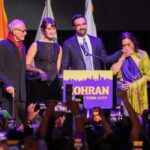 Mamdani riscatta la sinistra già in allerta per Almasri: Trump in allarme, Meloni tace , nella foto Il neosindaco di New York con la moglie e i genitori