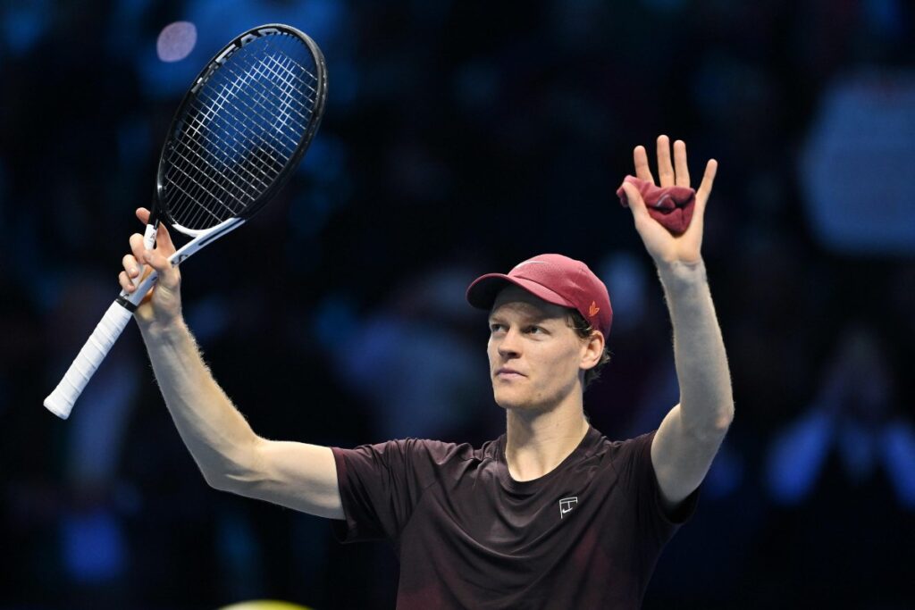 Sinner batte Alcaraz in due set (7-6,7-5) di tennis spaziale e ha vinto le Finals sinner atp finals