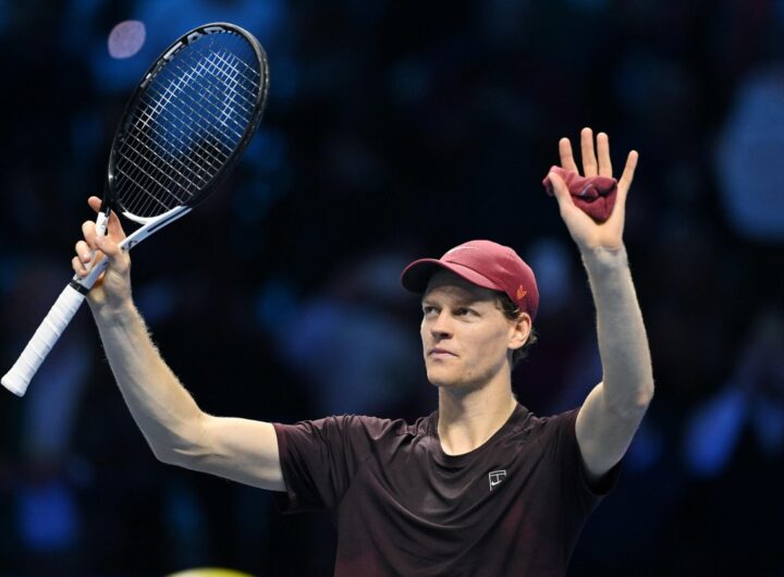 Sinner batte Alcaraz in due set (7-6,7-5) di tennis spaziale e ha vinto le Finals sinner atp finals