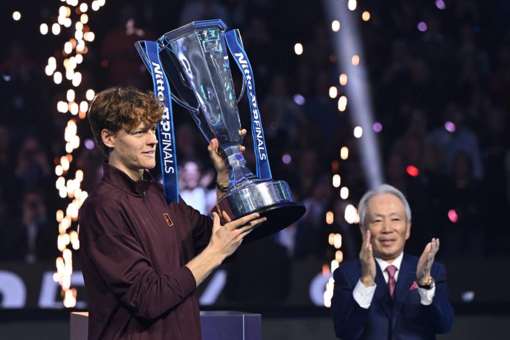 sinner alza la coppa atp finals 25