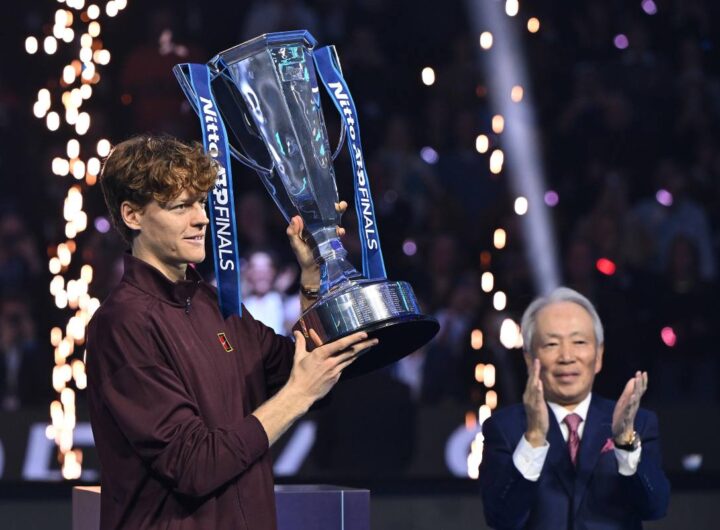 sinner alza la coppa atp finals 25