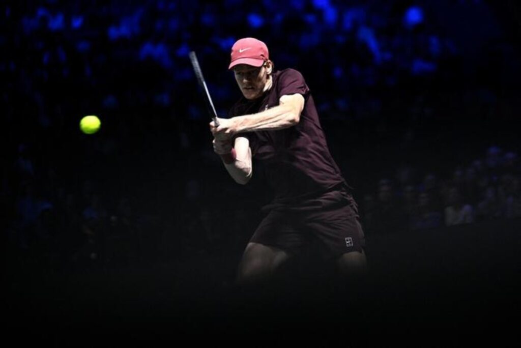 Sinner in trionfo a Parigi, ha piegato Aliassime in 2 set ed è tornato il n.1 del mondo, nella foto jannik sinner