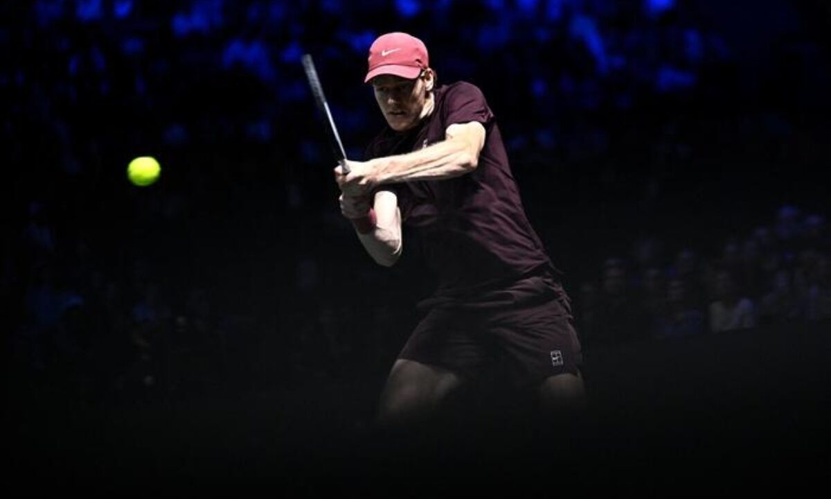 Sinner in trionfo a Parigi, ha piegato Aliassime in 2 set ed è tornato il n.1 del mondo, nella foto jannik sinner