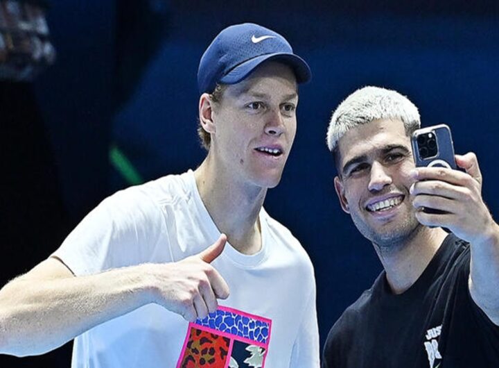 Sinner batte Alcaraz in due set (7-6,7-5) di tennis spaziale e ha vinto le Finals Nella foto Jannik Sinner e Carlos Alcaraz