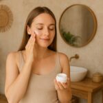 una ragazza fa skincare