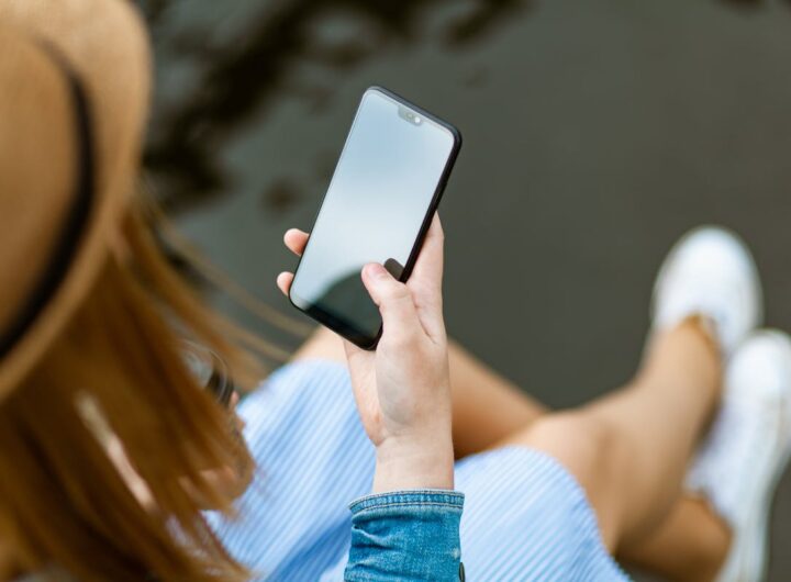 ragazza con smartphone