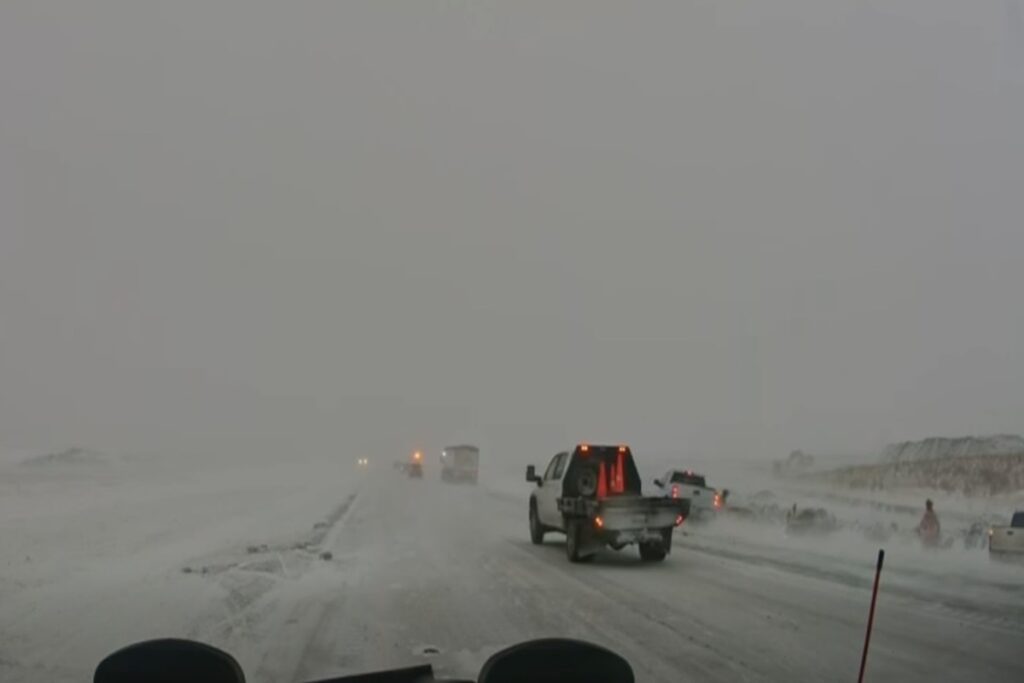 Il video dell'auto che rischia di travolge dei soccorritori durante una tempesta di neve