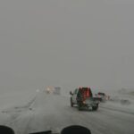 Il video dell'auto che rischia di travolge dei soccorritori durante una tempesta di neve