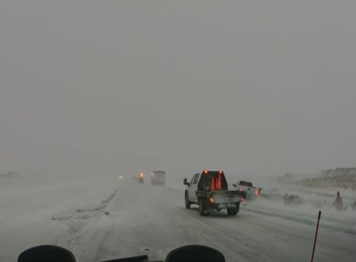 Il video dell'auto che rischia di travolge dei soccorritori durante una tempesta di neve