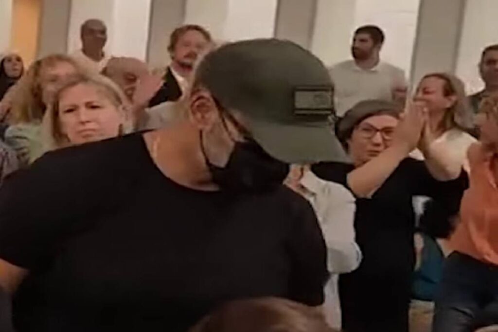 Soldati israeliani applauditi in tribunale