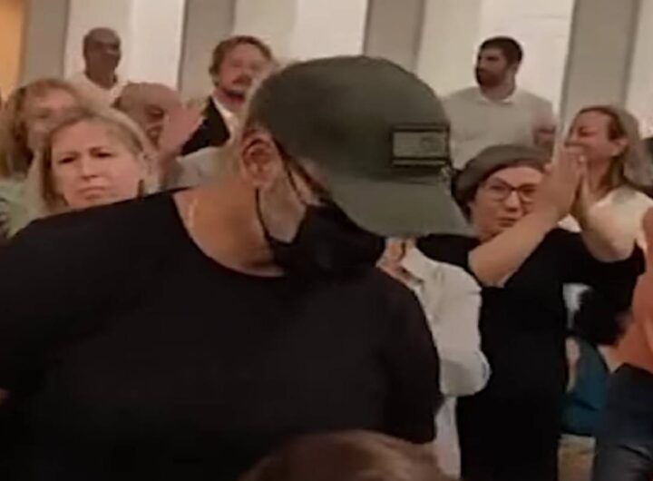 Soldati israeliani applauditi in tribunale