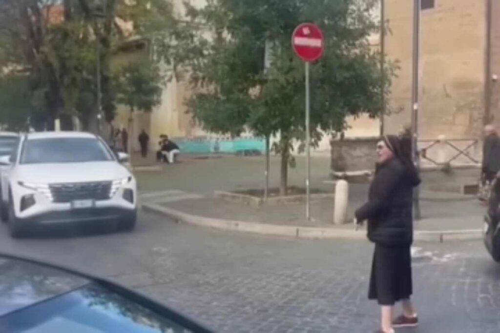 Suora dirige il traffico a Roma