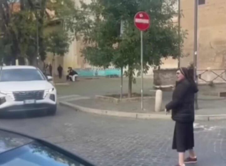 Suora dirige il traffico a Roma