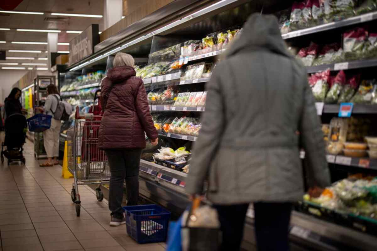 Il test del carrello per i dipendenti dei supermercati, se non scoprono i furti vengono licenziati. Ecco il marchio sotto accusa
