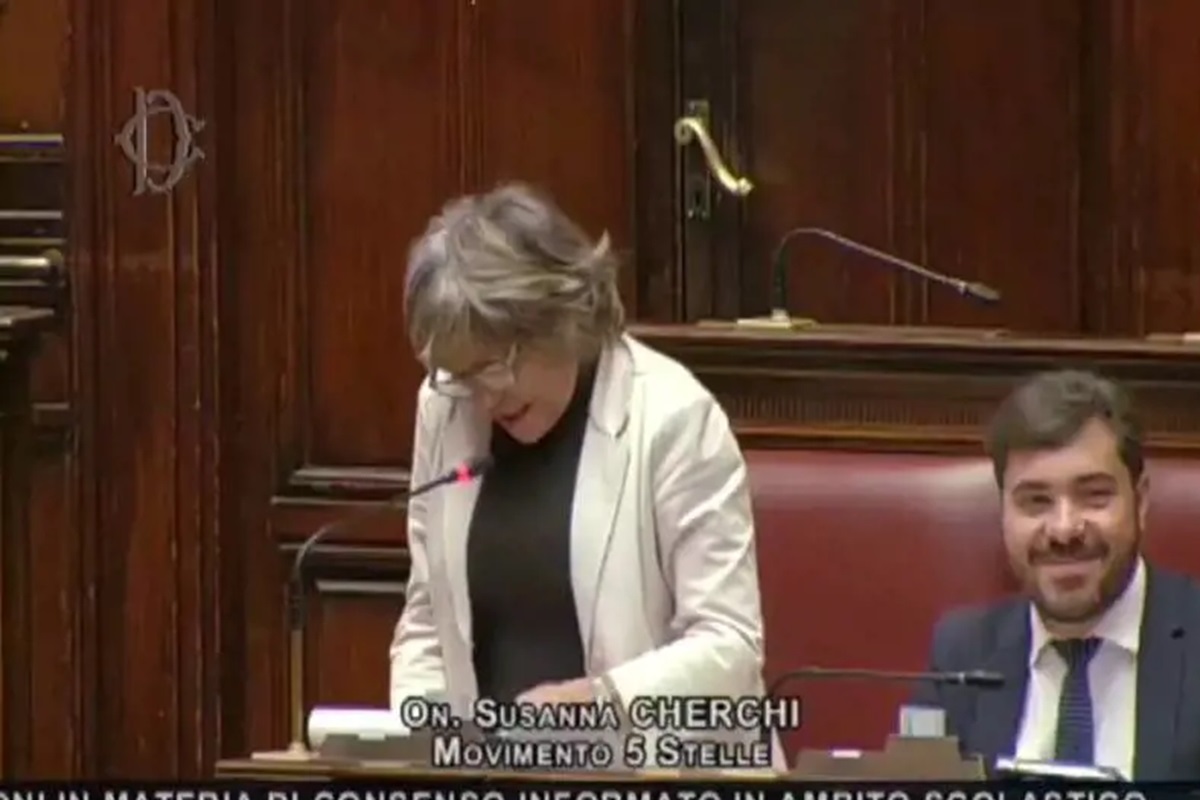 Cherchi (M5s): “Valditara non all’altezza, come i mariti che uccidono le donne”. Poi si scusa. Fratelli d’Italia e Lega: “Parole preoccupanti e ignobili” VIDEO
