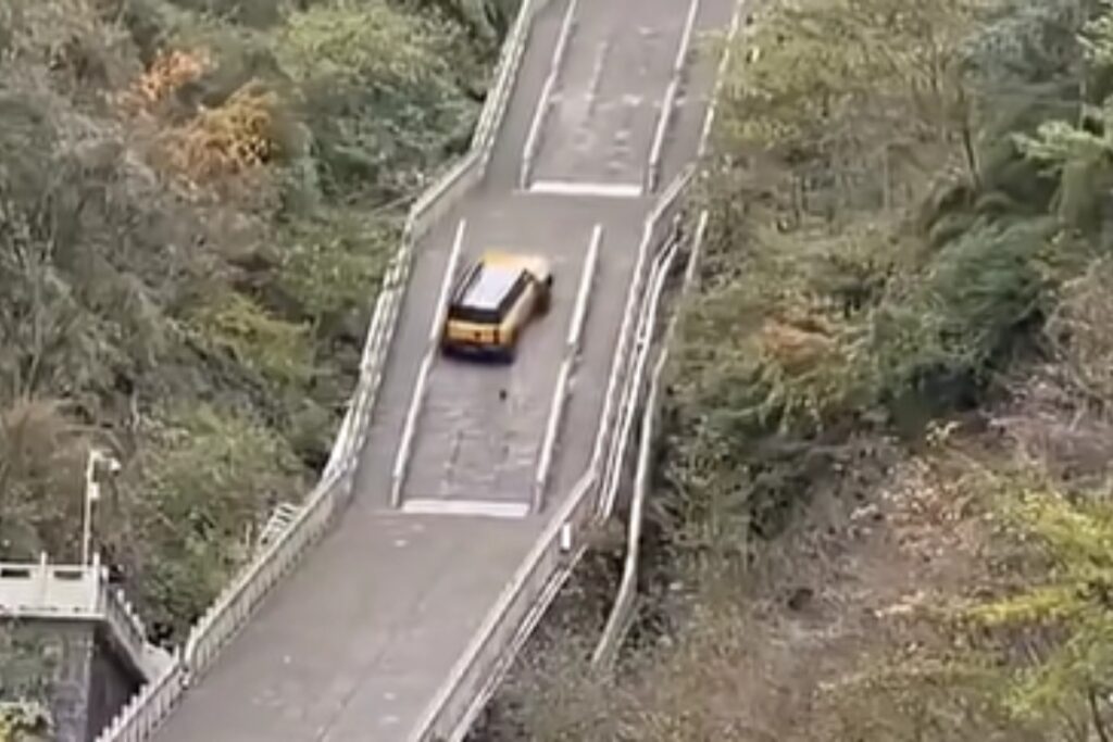 suv cinese scala montagna