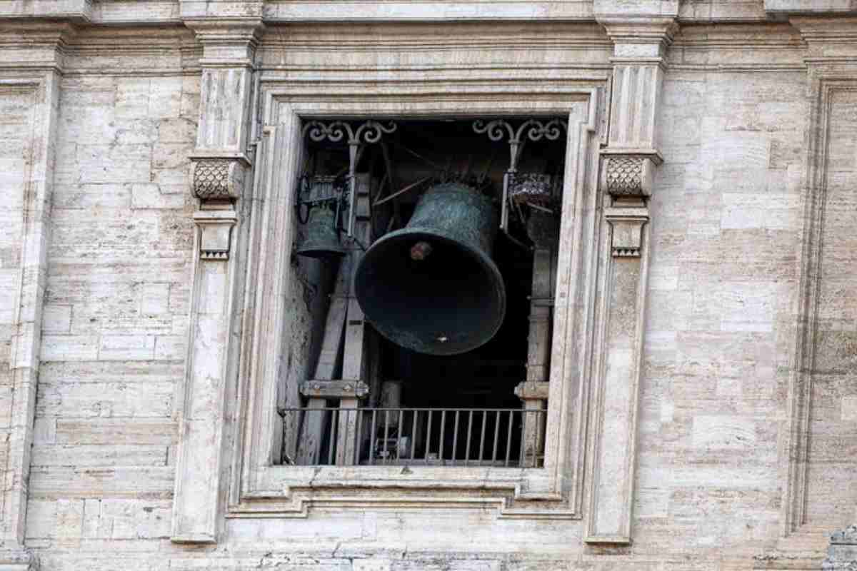 Il genio del giorno, l’uomo che ha iniziato a suonare il tamburo durante la messa per protestare contro il rumore delle campane