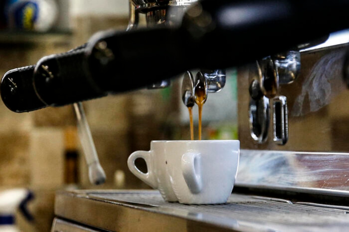 Ordina un po’ di schiuma di latte al bar per la bambina e la paga 1 euro. Poi posta lo scontrino indignata. “Mi pare esagerato”