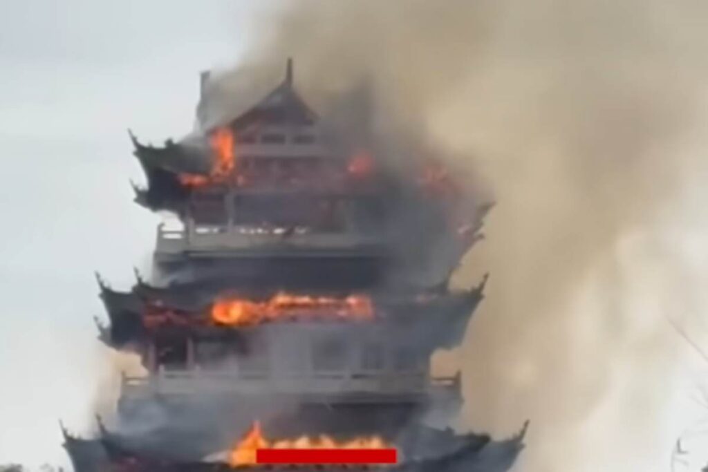 Tempio millenario di Yongqing avvolto dalle fiamme
