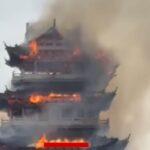 Tempio millenario di Yongqing avvolto dalle fiamme