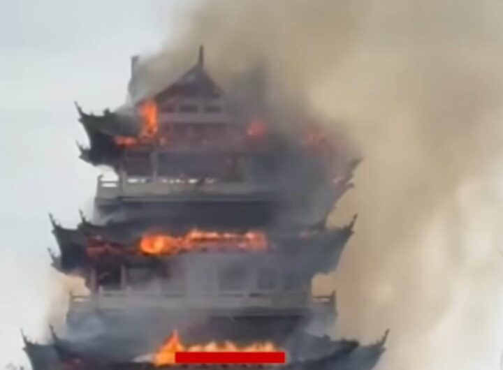Tempio millenario di Yongqing avvolto dalle fiamme