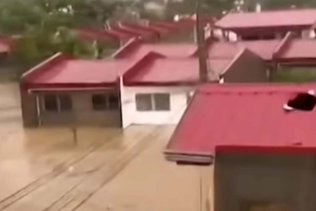 Tifone sulle Filippine, le persone si riparano sui tetti delle case