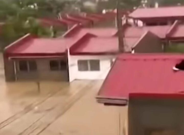 Tifone sulle Filippine, le persone si riparano sui tetti delle case