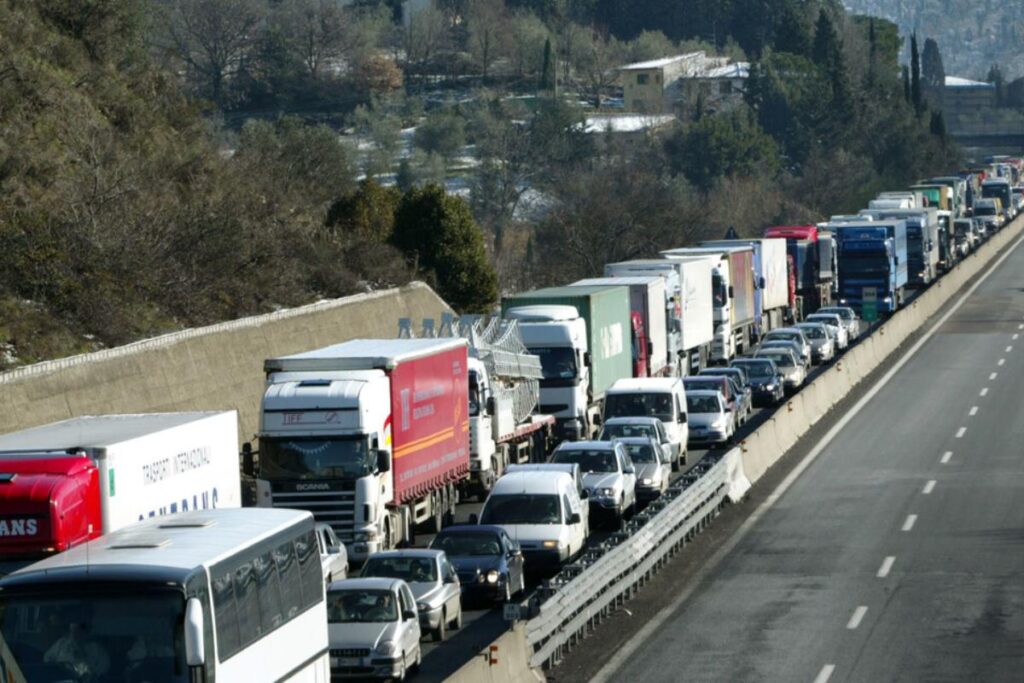 tir in coda in autostrada
