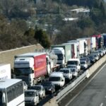 tir in coda in autostrada