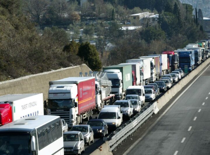 tir in coda in autostrada