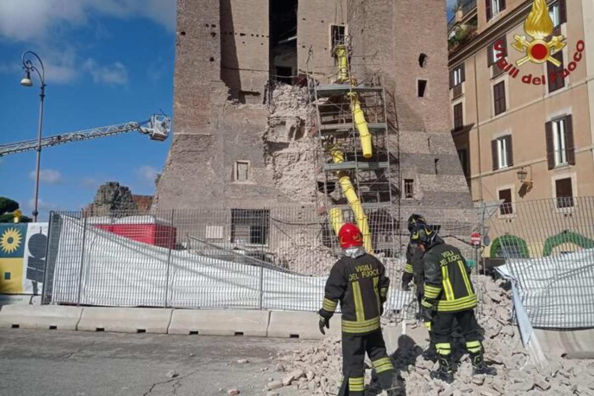 La foto delle macerie dopo il crollo di una parte della Torre dei Conti a Roma