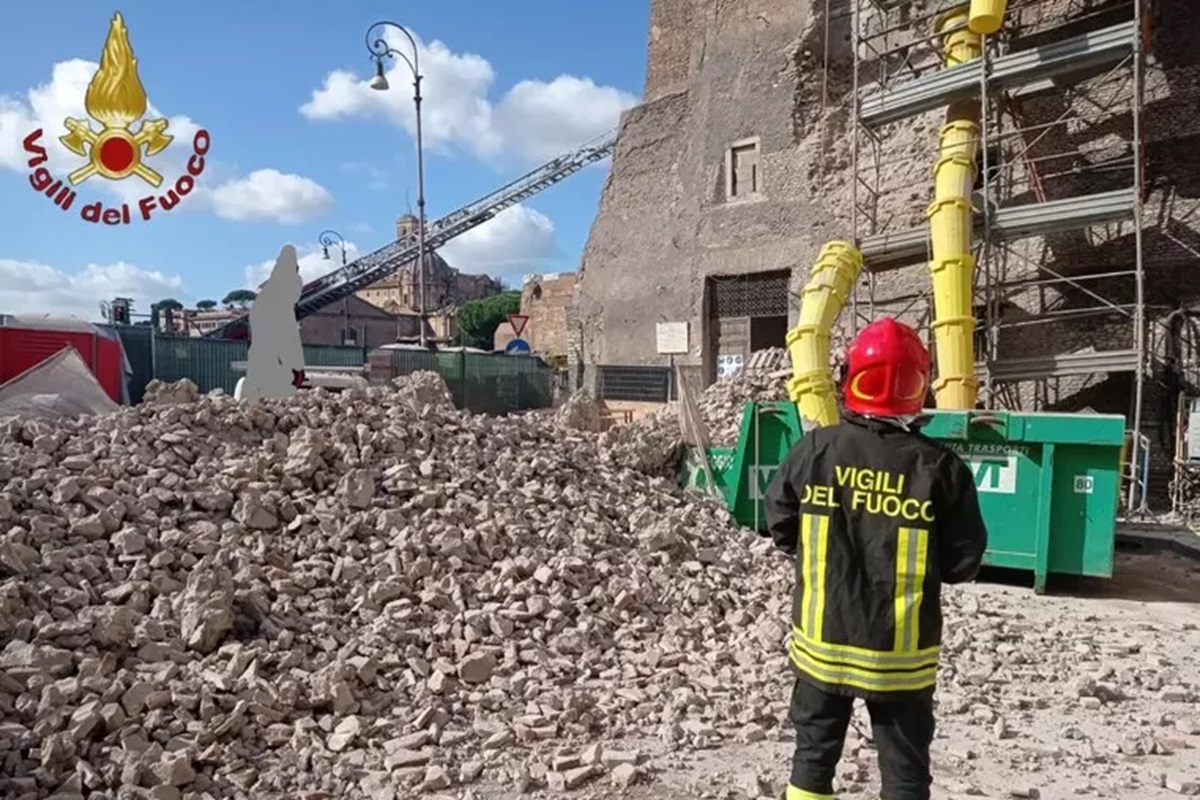 Le notizie del giorno, crolla parte della Torre dei Conti nel centro di Roma. Procura apre un’indagine