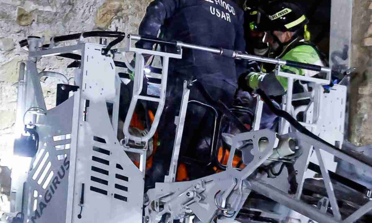 Pompieri al lavoro alla Torre dei Conti