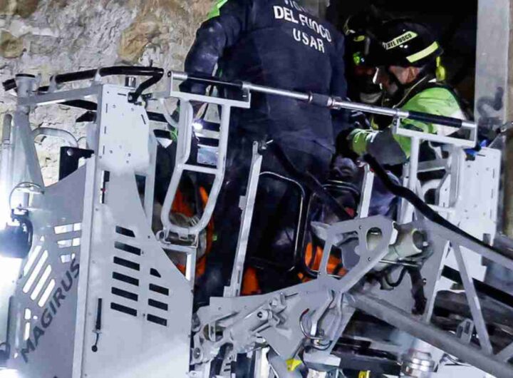 Pompieri al lavoro alla Torre dei Conti