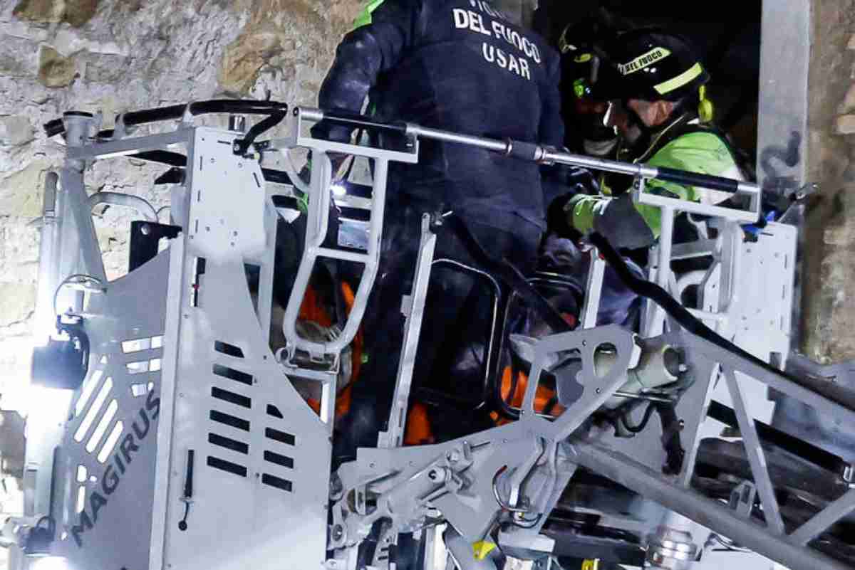 Pompieri al lavoro alla Torre dei Conti 
